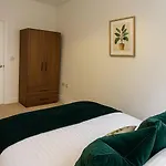 The Cosy - 2 Min Walk To Station Апартаменти
