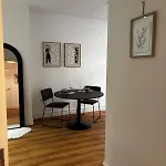 Апартаменти The Cosy - 2 Min Walk To Station *