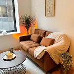 The Cosy - 2 Min Walk To Station *