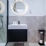 The Cosy - 2 Min Walk To Station Apartment