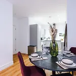 The Cosy - 2 Min Walk To Station Apartment