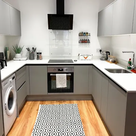 The Cosy - 2 Min Walk To Station *