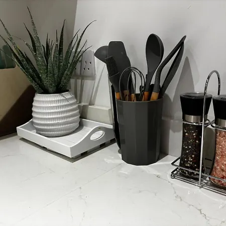 The Cosy - 2 Min Walk To Station Apartment