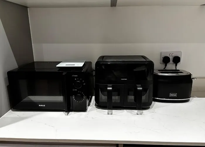 The Cosy - 2 Min Walk To Station Apartment