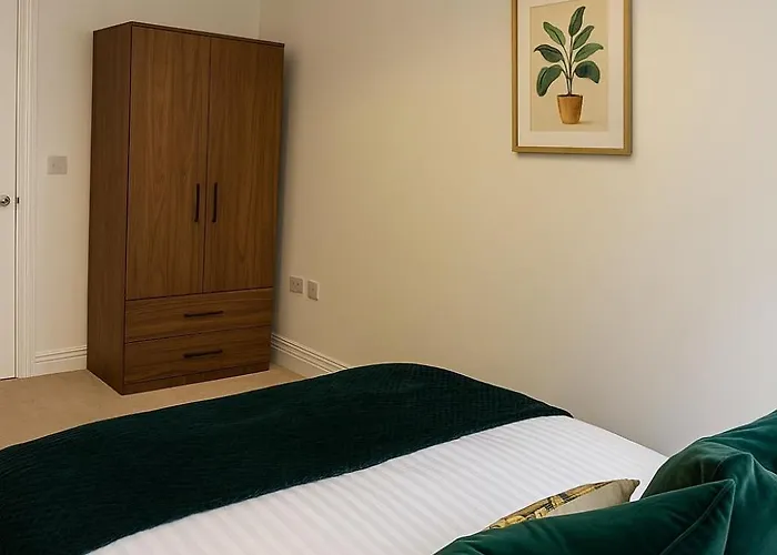 The Cosy - 2 Min Walk To Station Apartment