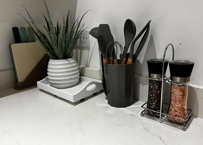 The Cosy - 2 Min Walk To Station Apartment