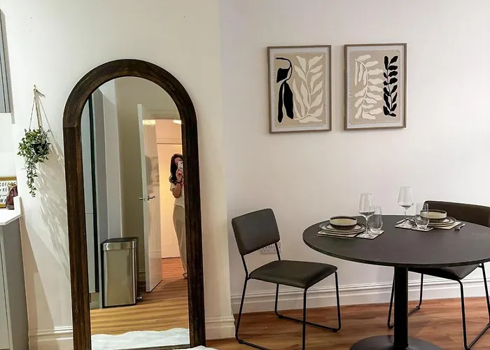 The Cosy - 2 Min Walk To Station Apartment